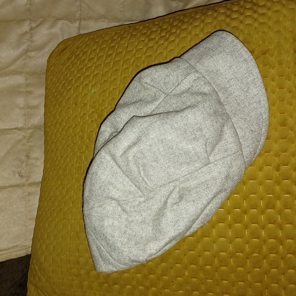 Light gray cap/hat - Picture 2 of 3